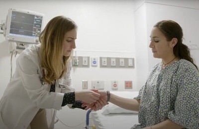 Кодирование Аквилонг в Новопавловске Врач держит пациентку за руку